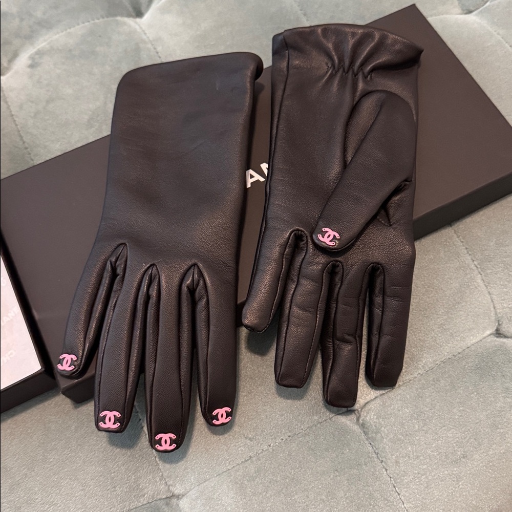 CHANEL CC Black leather Gloves with Pink Details - Picture 7 of 17